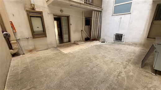 Appartamento Al Piano Ammezzato Di 2 Vani Oltre Accessori. Doppia Esposizione.